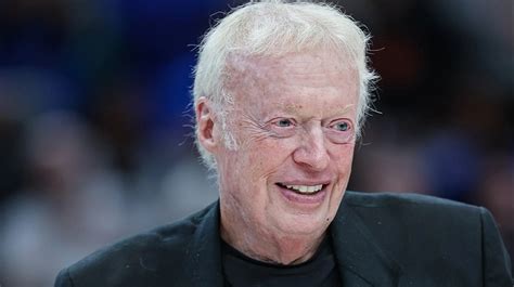 where does phil knight live.